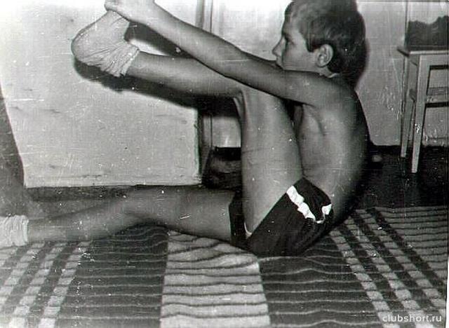 Фото мальчика в коротких спортивных шортах